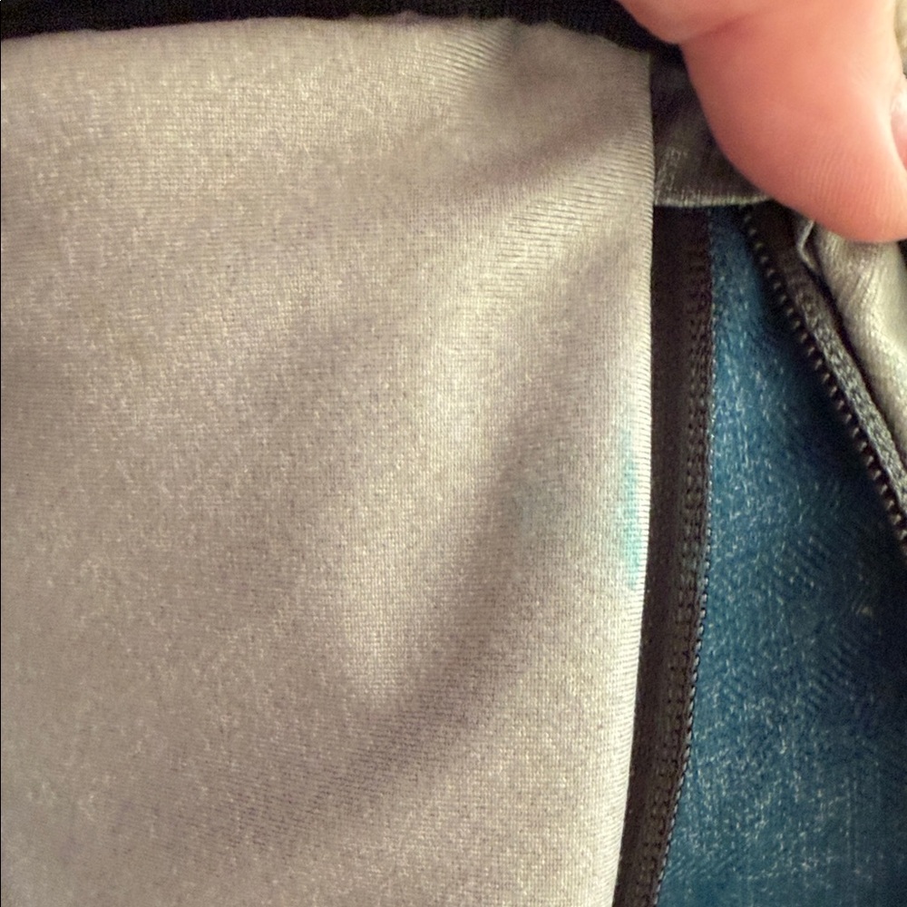 Sleek Gray Men's Messenger Bag - Picture 4 of 7